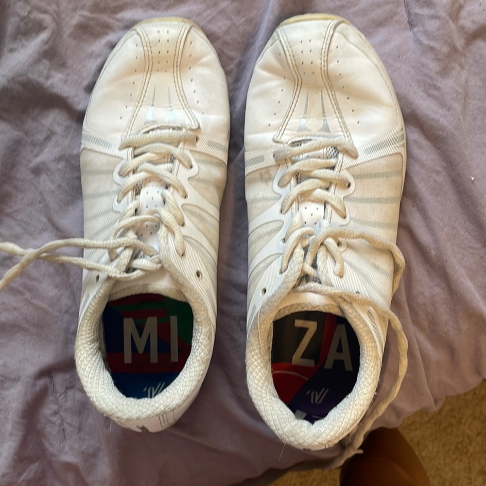 Cheer shoes